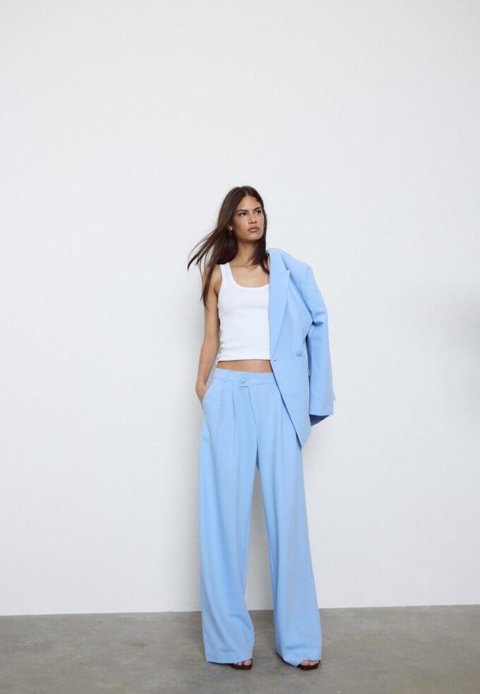 Pantalon chic décontracté à rayures avec ceinture croisée