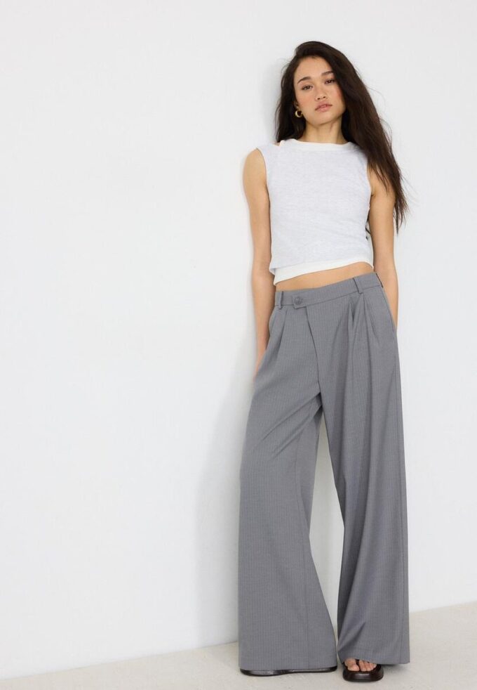 Pantalon chic décontracté à rayures avec ceinture croisée