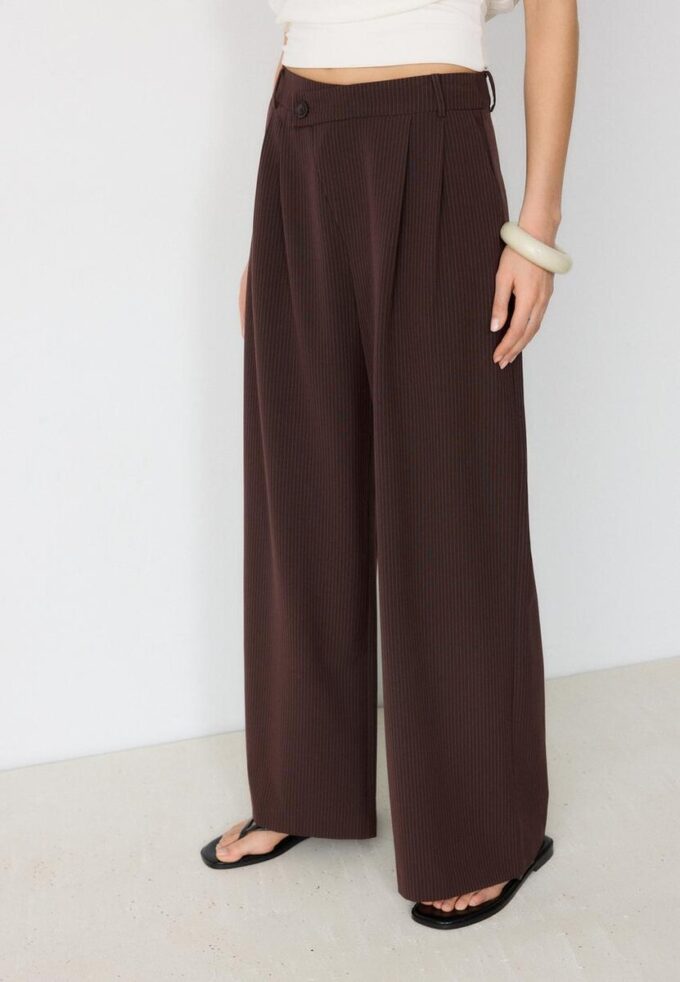 Pantalon chic décontracté à rayures avec ceinture croisée