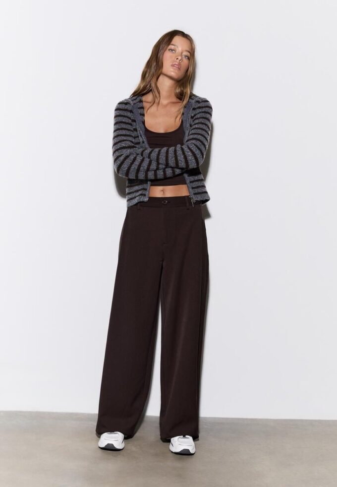 Pantalon droit élégant avec pinces Pantalon droit élégant avec pinces