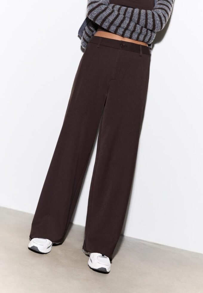 Pantalon droit élégant avec pinces Pantalon droit élégant avec pinces