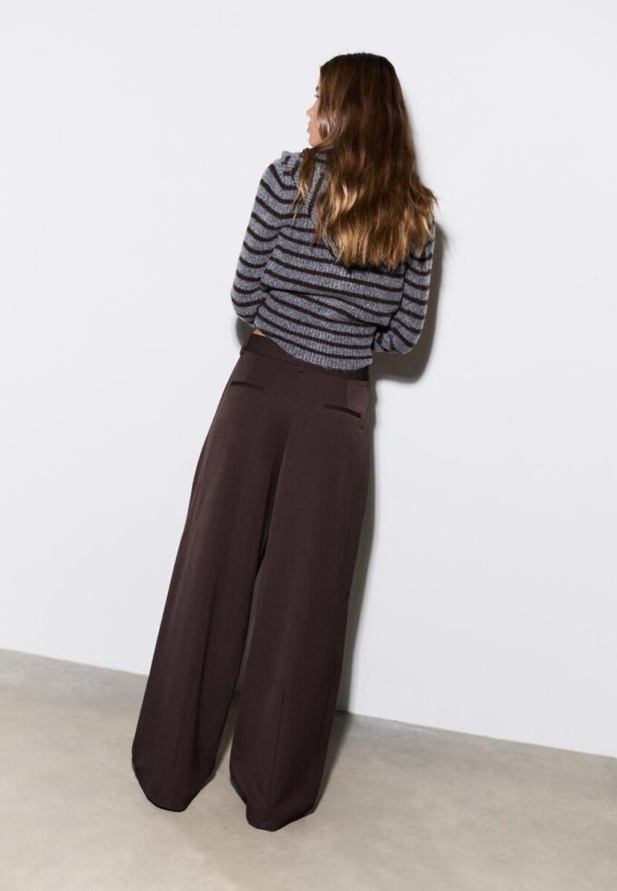 Pantalon droit élégant avec pinces Pantalon droit élégant avec pinces