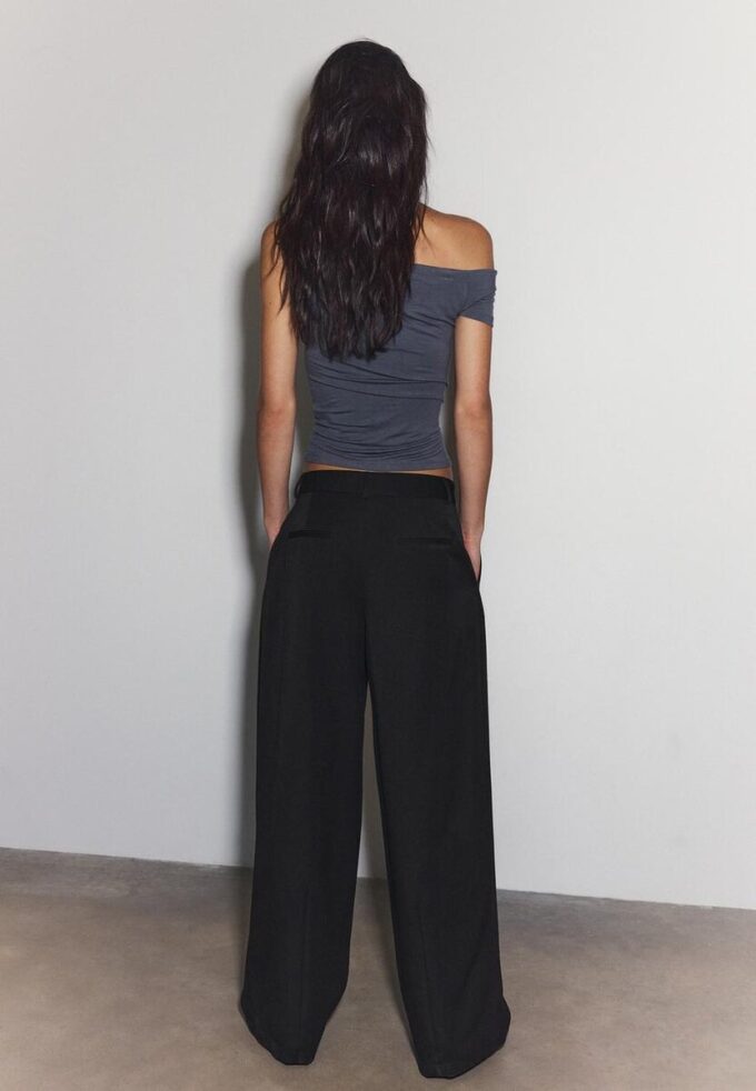 Pantalon droit élégant avec pinces Pantalon droit élégant avec pinces