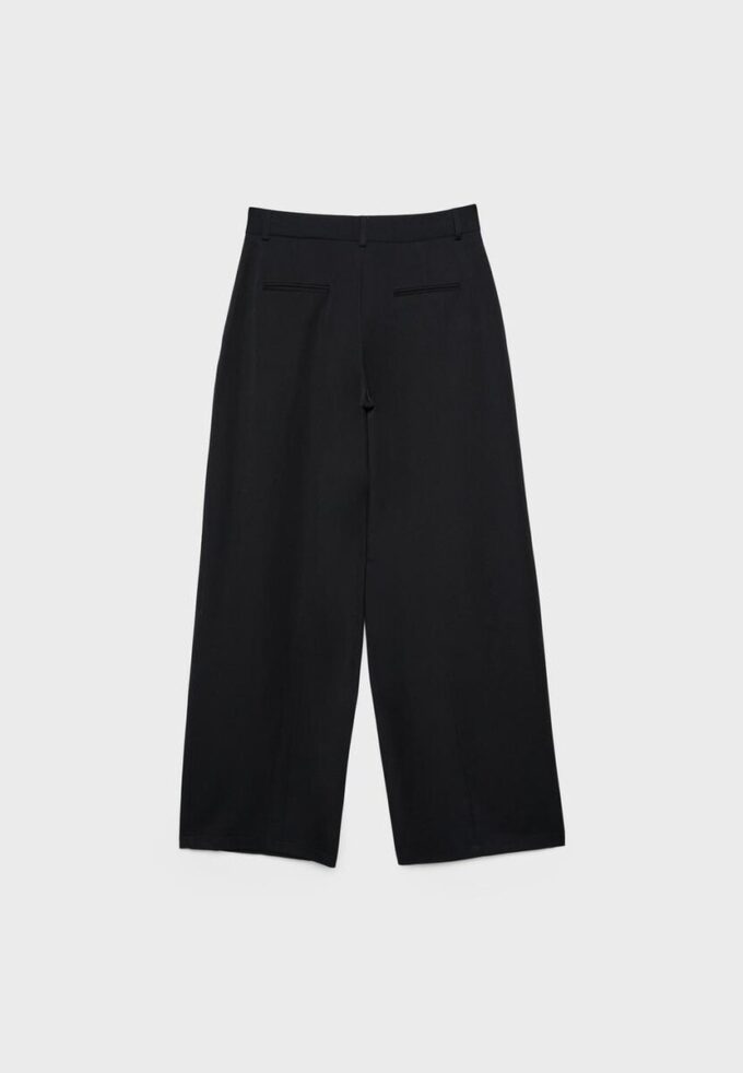 Pantalon droit élégant avec pinces Pantalon droit élégant avec pinces