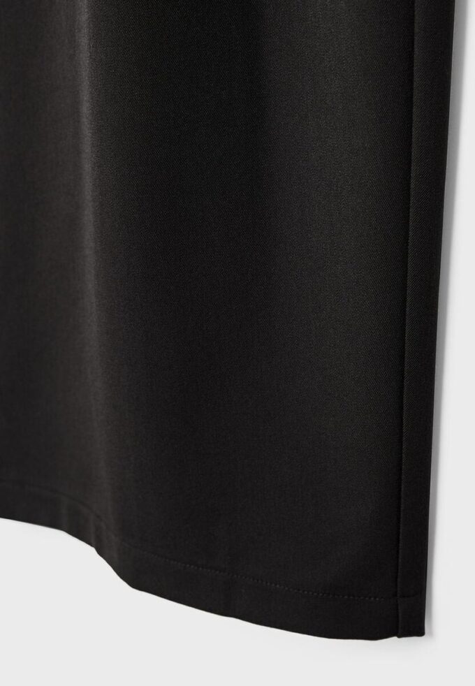 Pantalon droit élégant avec pinces Pantalon droit élégant avec pinces