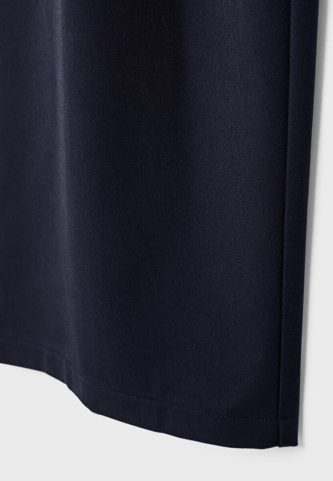 Pantalon droit élégant avec pinces Pantalon droit élégant avec pinces