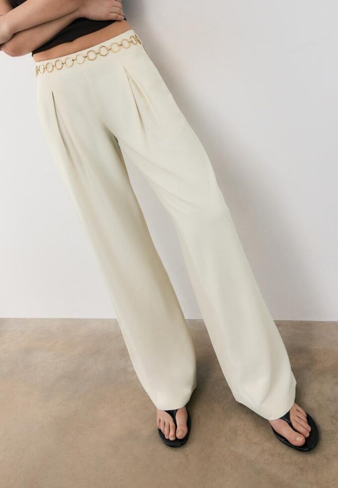 Pantalon en satin avec détail chaîne