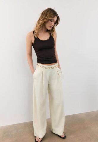 Pantalon en satin avec détail chaîne