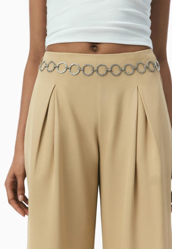 Pantalon en satin avec détail chaîne