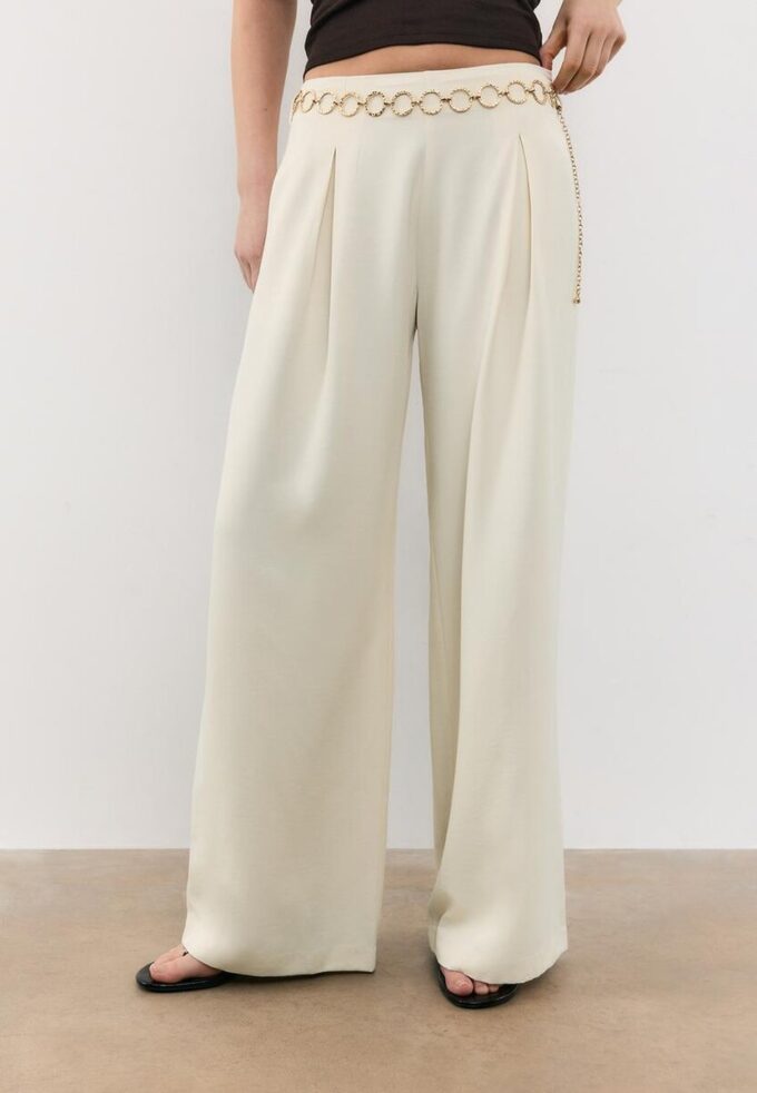 Pantalon en satin avec détail chaîne