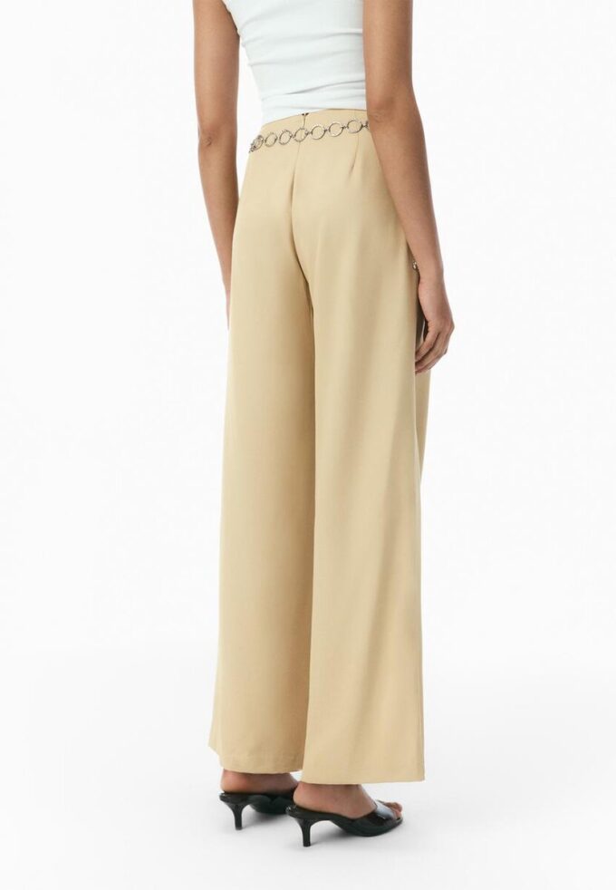 Pantalon en satin avec détail chaîne