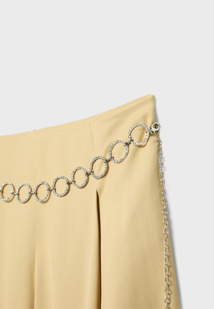 Pantalon en satin avec détail chaîne