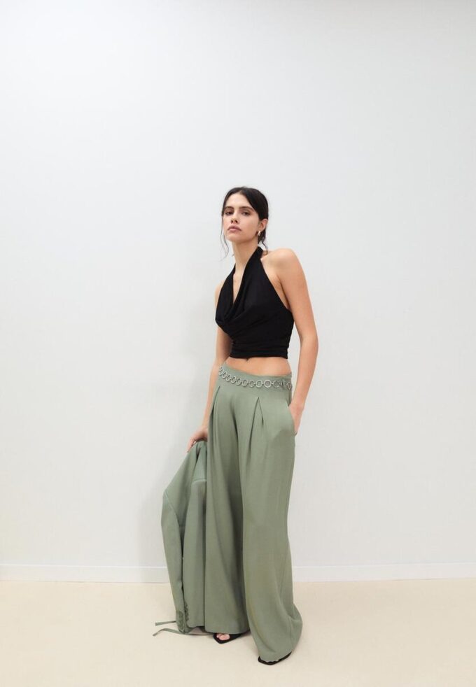 Pantalon en satin à pinces avec ceinture à chaîne