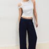 Pantalon en satin à pinces avec ceinture à chaîne