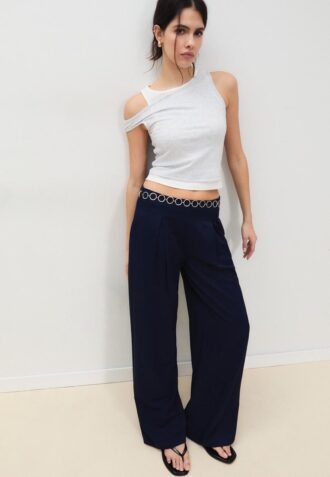 Pantalon en satin à pinces avec ceinture à chaîne