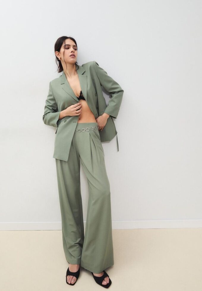 Pantalon en satin à pinces avec ceinture à chaîne