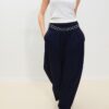 Pantalon en satin à pinces avec ceinture à chaîne