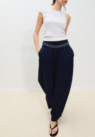 Pantalon en satin à pinces avec ceinture à chaîne