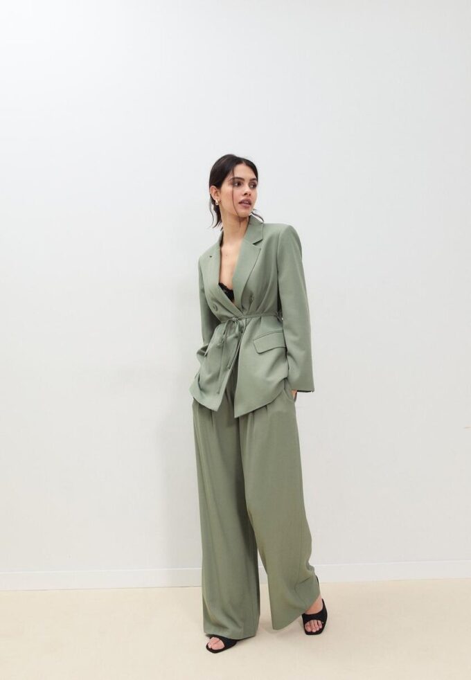 Pantalon en satin à pinces avec ceinture à chaîne