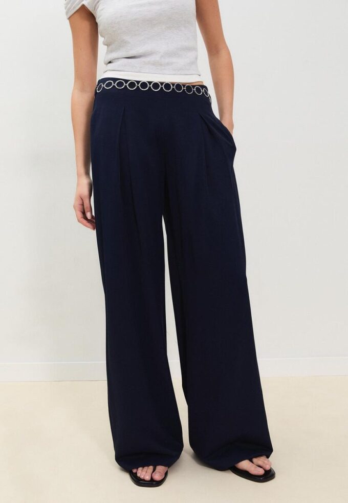 Pantalon en satin à pinces avec ceinture à chaîne