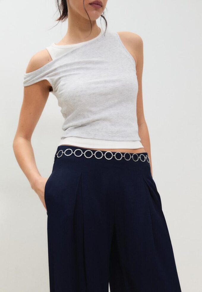 Pantalon en satin à pinces avec ceinture à chaîne