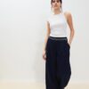 Pantalon en satin à pinces avec ceinture à chaîne