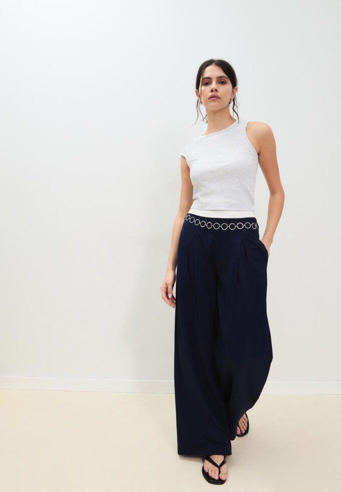 Pantalon en satin à pinces avec ceinture à chaîne