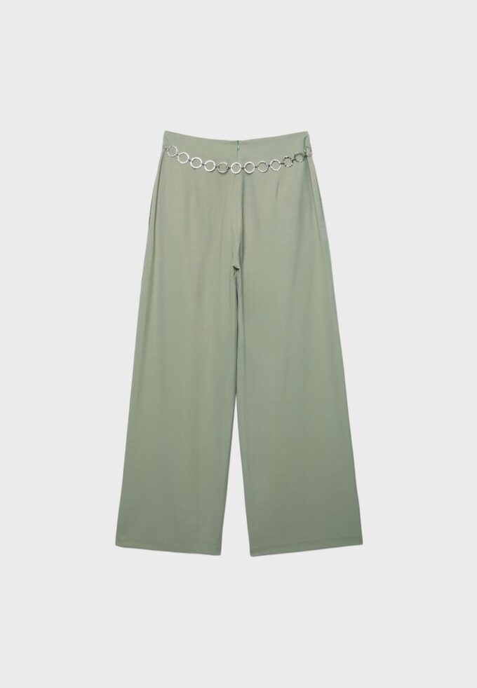 Pantalon en satin à pinces avec ceinture à chaîne