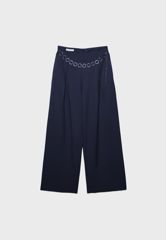 Pantalon en satin à pinces avec ceinture à chaîne