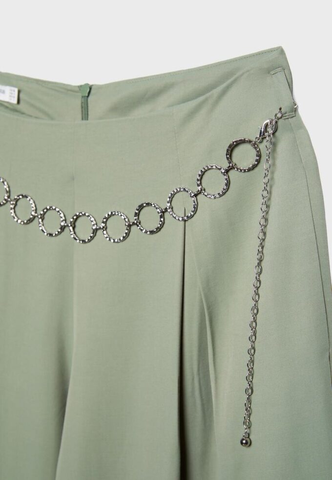 Pantalon en satin à pinces avec ceinture à chaîne