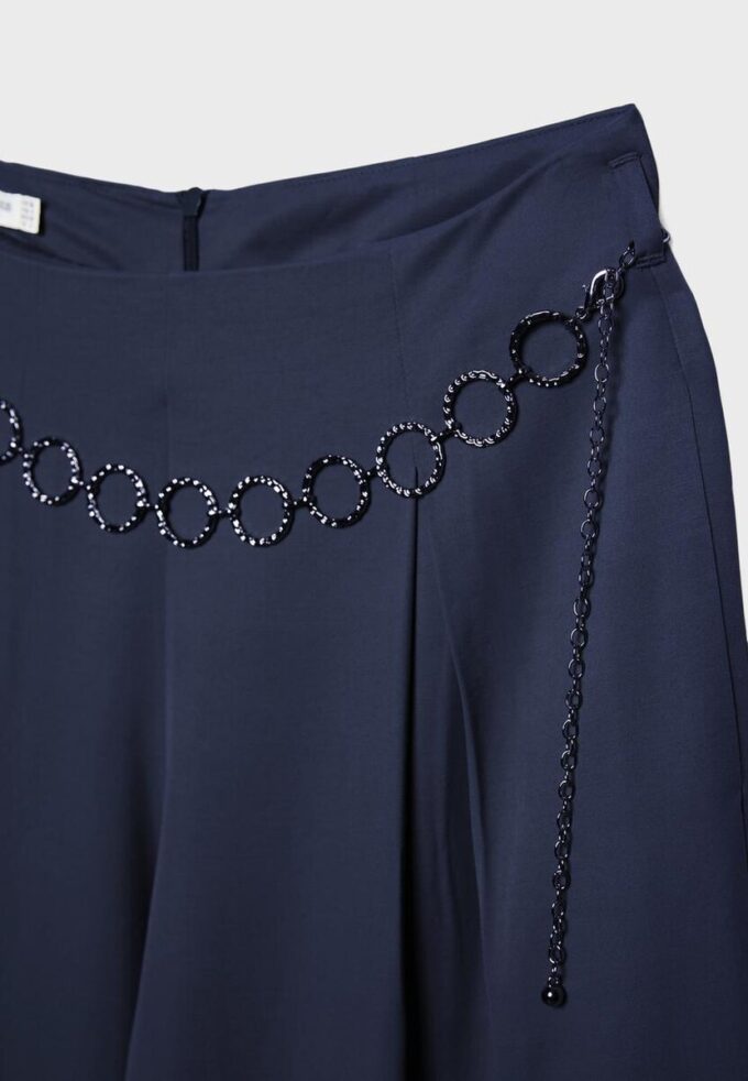 Pantalon en satin à pinces avec ceinture à chaîne