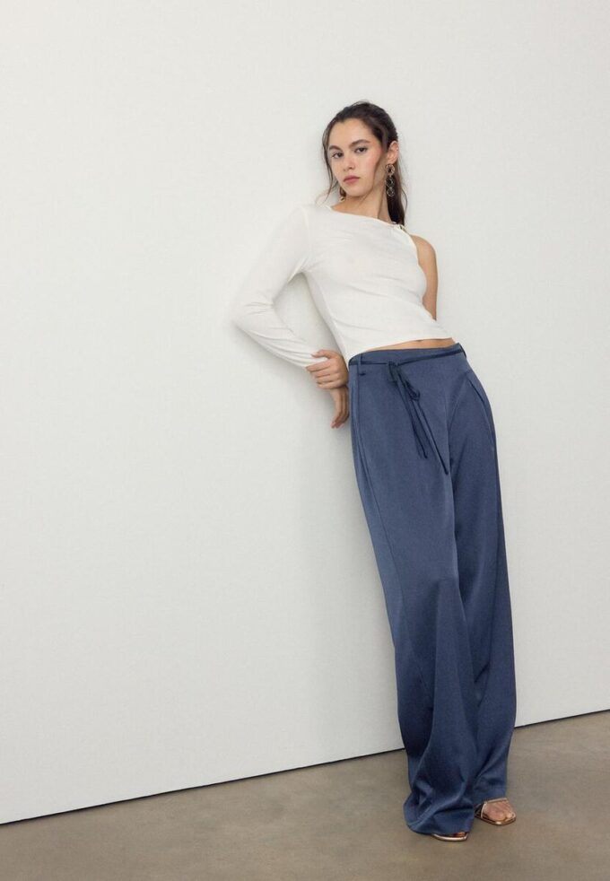 Pantalon fluide à effet froissé avec ceinture