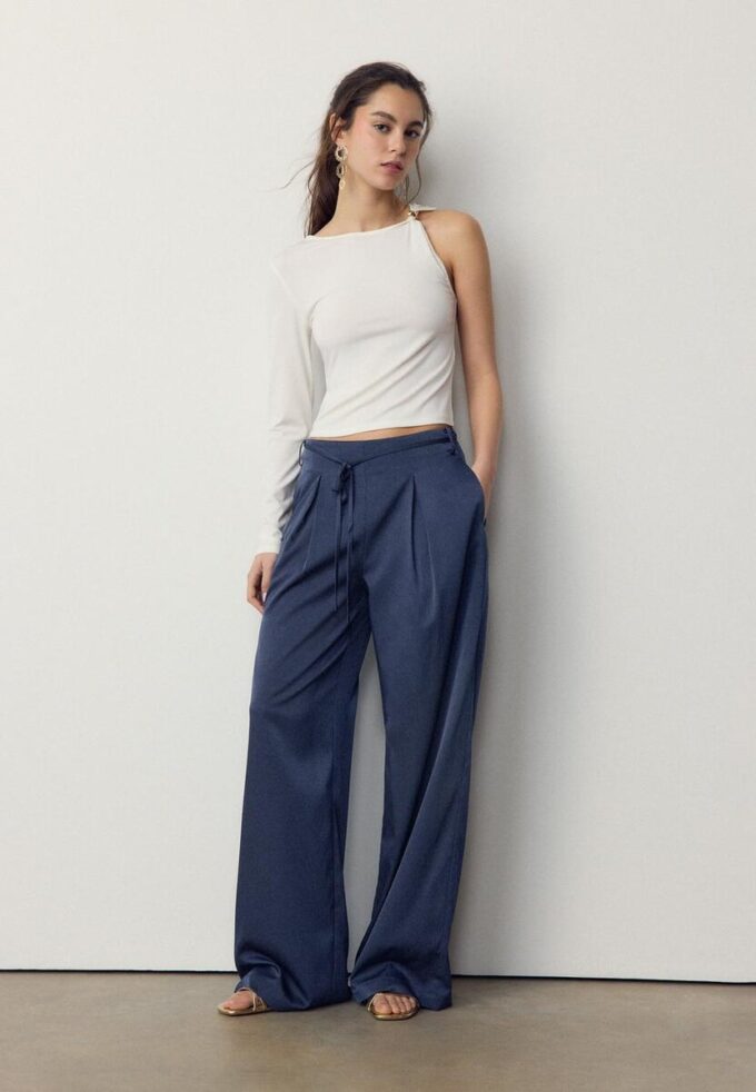 Pantalon fluide à effet froissé avec ceinture