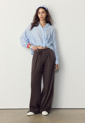 Pantalon fluide à effet froissé avec ceinture