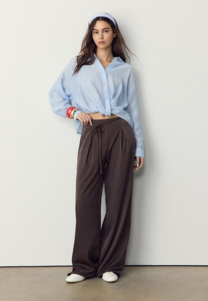 Pantalon fluide à effet froissé avec ceinture