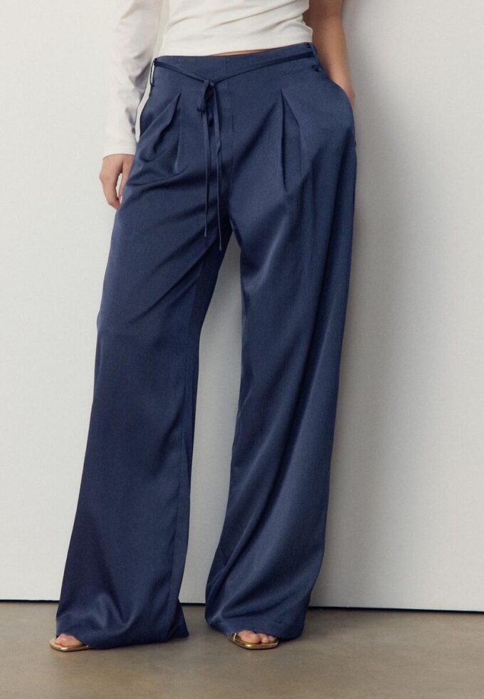 Pantalon fluide à effet froissé avec ceinture