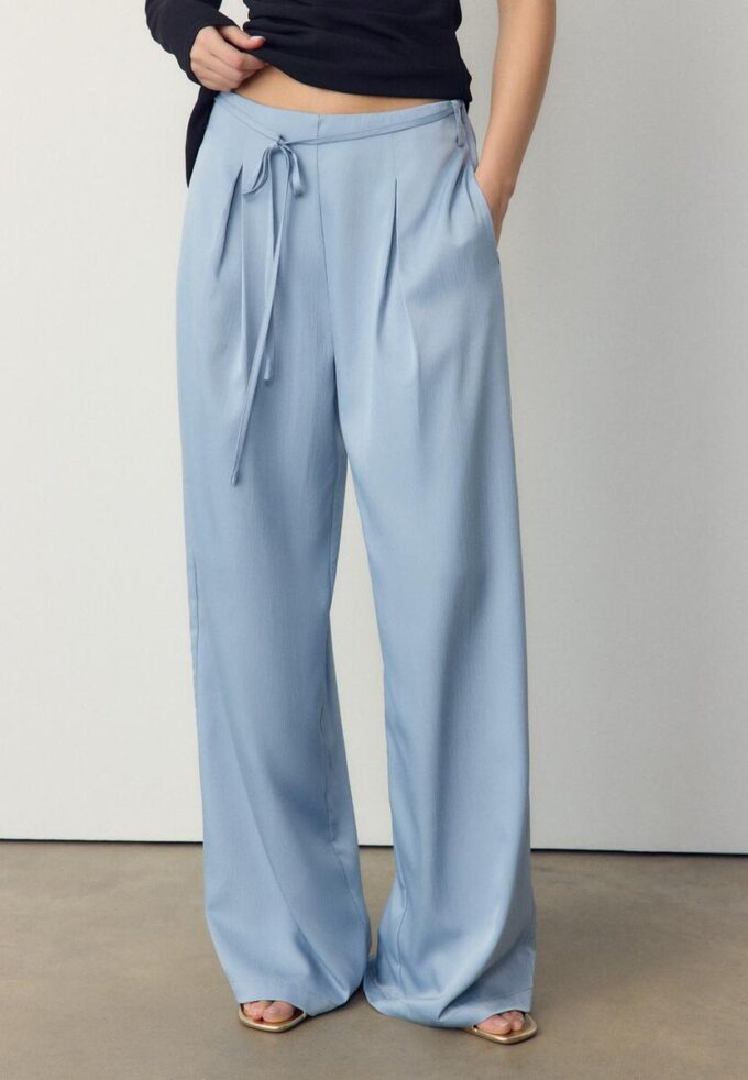 Pantalon fluide à effet froissé avec ceinture