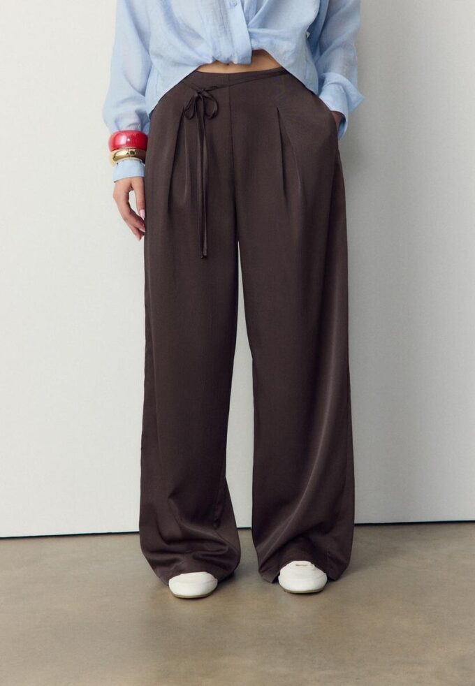 Pantalon fluide à effet froissé avec ceinture