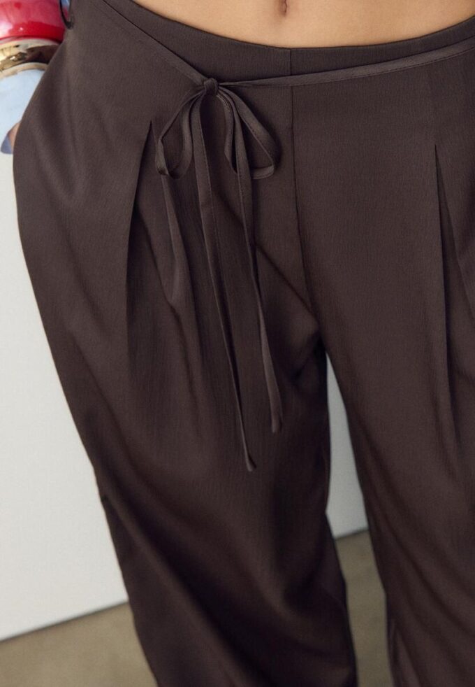 Pantalon fluide à effet froissé avec ceinture