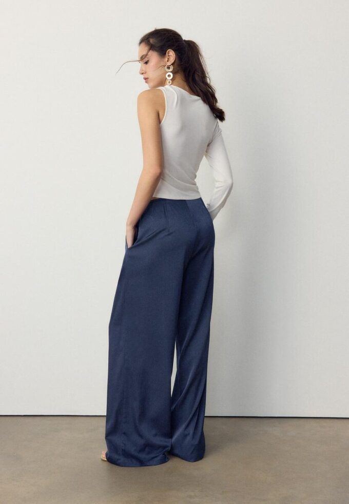 Pantalon fluide à effet froissé avec ceinture