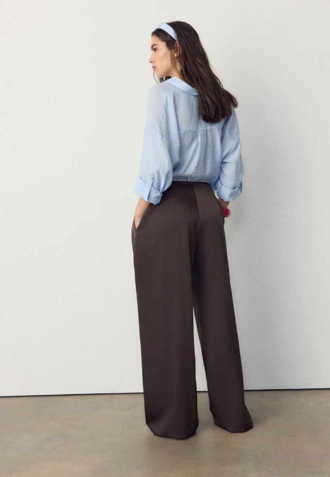 Pantalon fluide à effet froissé avec ceinture