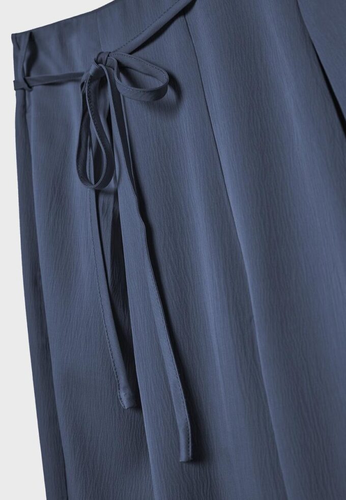 Pantalon fluide à effet froissé avec ceinture