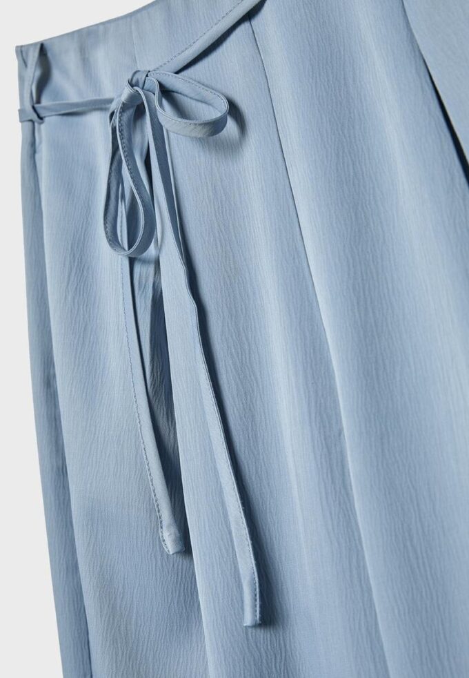 Pantalon fluide à effet froissé avec ceinture