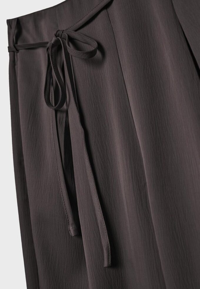 Pantalon fluide à effet froissé avec ceinture