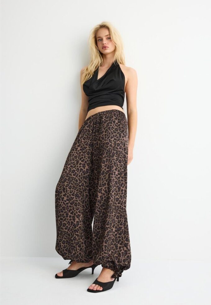 Pantalon fluide en satin imprimé