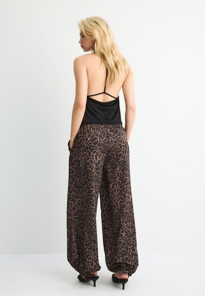 Pantalon fluide en satin imprimé