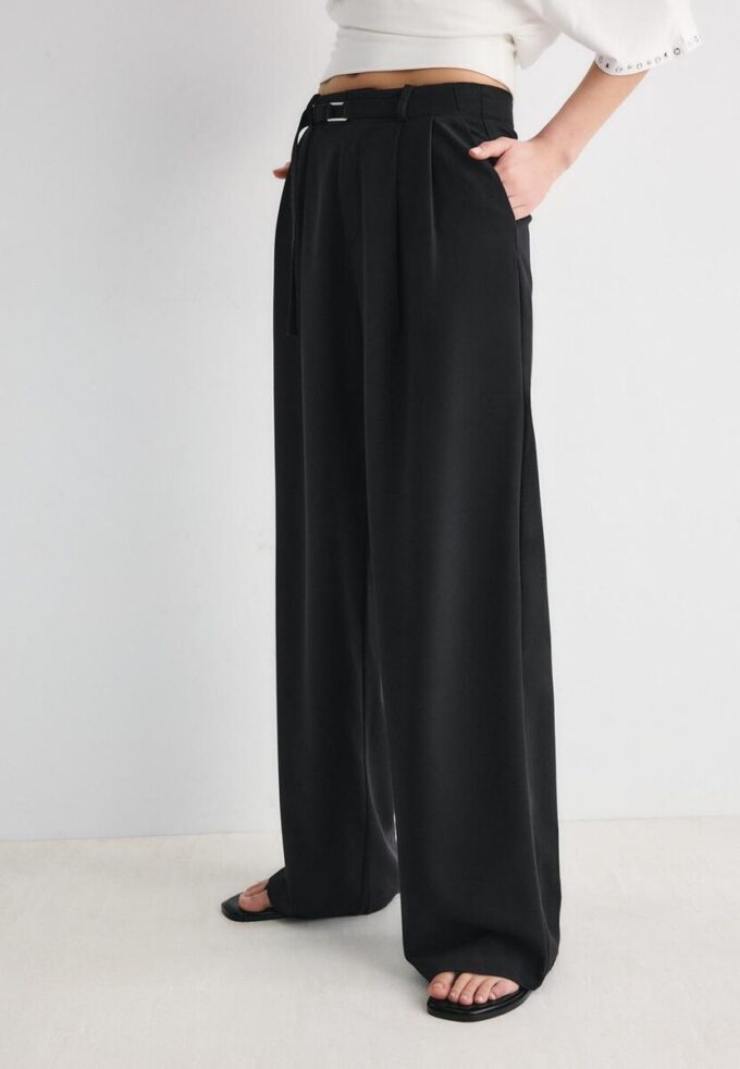 Pantalon à jambes larges avec détail boucle