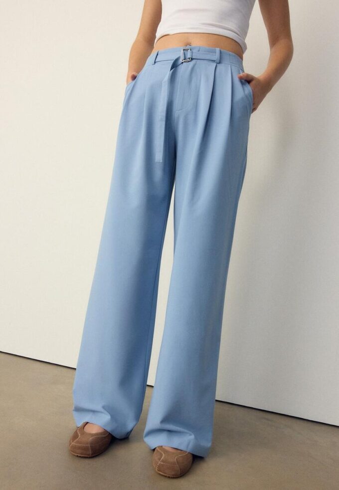 Pantalon à jambes larges avec détail boucle