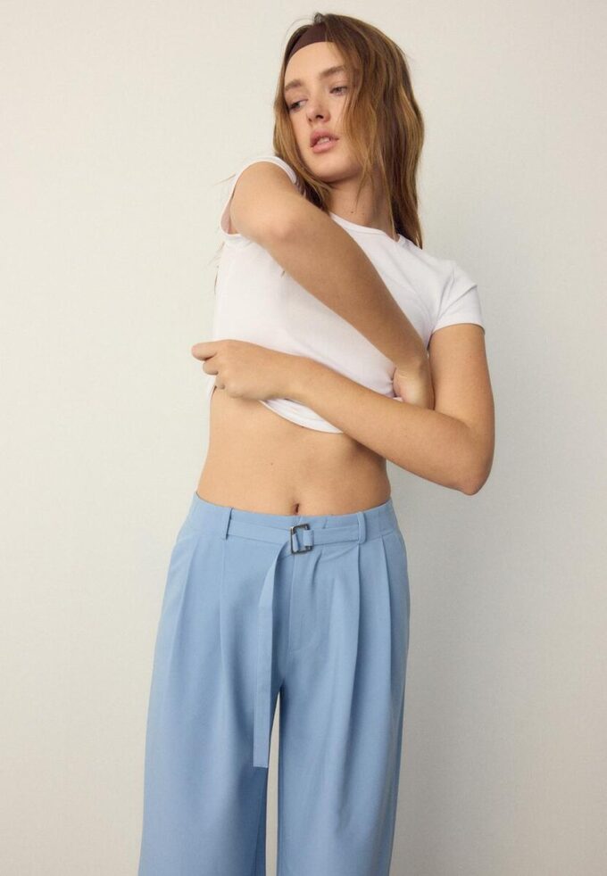 Pantalon à jambes larges avec détail boucle