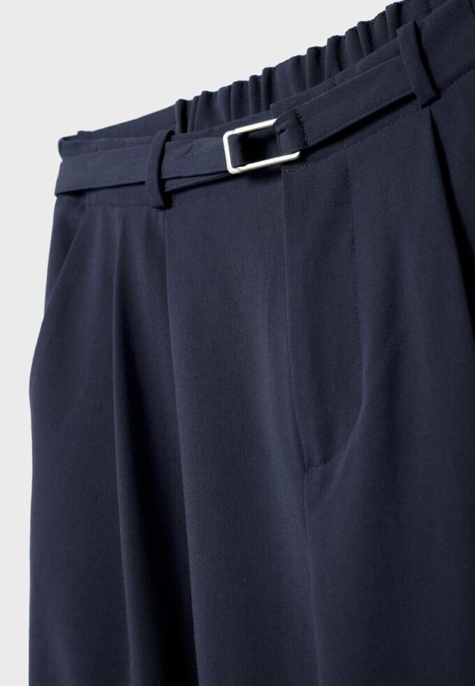 Pantalon à jambes larges avec détail boucle